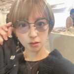 Mari Yaguchi Instagram - NEWメガネ👓 ストーリーズには載せたんだけど、 こっちにも載せますね🤓✨ この間、 @issei_glassesfitter さんのお店 @resee.official に行ってきましたよー🥹✨ 新作もめちゃくちゃオシャレで可愛かった👓✨ 沢山ある中で、最終的に選んだのが ゆしんと全く一緒になりました🤓w✨ てじさんはとても上品なフレーム✨ それも素敵だったな♡ いっせいさんの眼鏡は目が綺麗に見えるんですよー🤩 これほんと不思議なの🤓✨ その場でサイズを直してもらって、 ズレない眼鏡になりました👓✨ 気になる方はお店で沢山かけてから、 自分に合う眼鏡を見つけてくださいね😁✨ いっせいさんがオススメも教えてくれますよん🤓✨ あっ！でも今日は福岡でポップアップしてるかも🤔 今度は度入り眼鏡作ろっと👓✨ また近々お邪魔しまっす！！