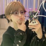 Mari Yaguchi Instagram - NEWメガネ👓 ストーリーズには載せたんだけど、 こっちにも載せますね🤓✨ この間、 @issei_glassesfitter さんのお店 @resee.official に行ってきましたよー🥹✨ 新作もめちゃくちゃオシャレで可愛かった👓✨ 沢山ある中で、最終的に選んだのが ゆしんと全く一緒になりました🤓w✨ てじさんはとても上品なフレーム✨ それも素敵だったな♡ いっせいさんの眼鏡は目が綺麗に見えるんですよー🤩 これほんと不思議なの🤓✨ その場でサイズを直してもらって、 ズレない眼鏡になりました👓✨ 気になる方はお店で沢山かけてから、 自分に合う眼鏡を見つけてくださいね😁✨ いっせいさんがオススメも教えてくれますよん🤓✨ あっ！でも今日は福岡でポップアップしてるかも🤔 今度は度入り眼鏡作ろっと👓✨ また近々お邪魔しまっす！！