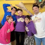 Mari Yaguchi Instagram - 昨日は、 ええじゃないか！の収録でした😊✨ かとちゃんがもう少しでお誕生日なので スタッフさんからお花のプレゼント🌼✨ ２枚目はなぜか私が持たされてるという写真w 大好きなメンバー🥹✨ これからもよろしくお願いします🥰