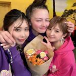 Mari Yaguchi Instagram - 昨日は、 ええじゃないか！の収録でした😊✨ かとちゃんがもう少しでお誕生日なので スタッフさんからお花のプレゼント🌼✨ ２枚目はなぜか私が持たされてるという写真w 大好きなメンバー🥹✨ これからもよろしくお願いします🥰