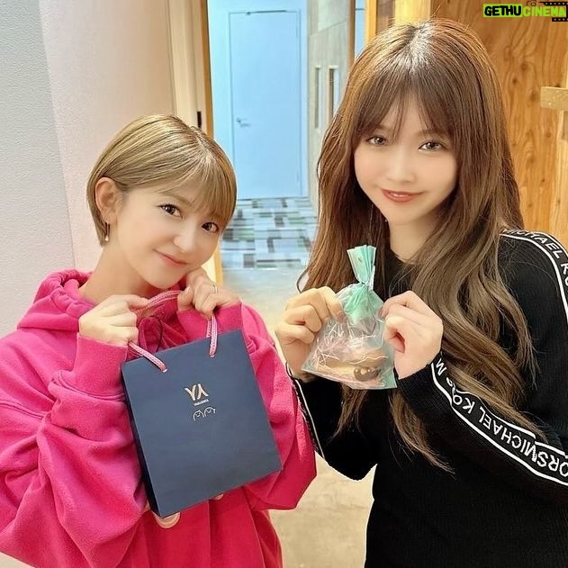 Mari Yaguchi Instagram - 更新がまた止まってました😭 ごめんなさい💦 昨日と一昨日は、 『ええじゃないか!』と『ウマきゅん』でした😊✨ バレンタインチョコクッキーを渡せましたよ🍪 1枚目の写真は、 チョコではなく なぜかとちぎの星ってお米を持ってる写真🌾✨ @mishuku_nana との写真はバリバリ加工感w🤣 ウケるっ。 ウマきゅんで、 ハマカーンさんにチョコあげたら、 浜谷さんに、 『これしゃもじ?』 神田さんに、 『宇宙人?』 って言われたよ😳✨ いや、スプーンだから!! スプーン!! 家帰っておとうちゃんにもしゃもじって言われたから、 もうしゃもじでいいわってなった😳 長男は美味しいって何本も食べ、 次男はクッキーについてるチョコだけ舐めてました🍫✨ 久しぶりに手作りしたけど、 来年作るならもっと大人なチョコにしよって思いましたよっ😏💦