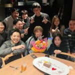 Mari Yaguchi Instagram - 一昨日は、 いつも爆買いしてしまう大好きな番組 ビートップスの収録でした😁✨ 優しいてつじお兄さまと藤原お兄さま🥹✨ 今年もよろしくお願いします！！ 一昨日は、 終わってからの新年会にも 参加させていただきました🥹✨ そこでまさかのサプライズバースデー🎂✨ 「とうら？」 店員さんも戸惑うケーキ登場。 とうらと書かれたプレート。 謎が謎を呼び集合写真の時みんなの頭には「？」マーク。 でもとりあえず笑顔w 写真撮った後、 スタッフさんと店員さんのメールのやり取りで 何故かとうらになってしまったらしい。 うん。 どういうことー！？ この後はみんなで笑い倒しました😂✨ こんなサプライズ初めて😳✨ さらに大好きな番組になりました🥹✨ 本当にありがとうございました！！