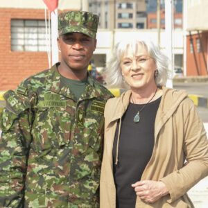 María Cecilia Botero Instagram - En el marco del *Día Mundial de la Radio* y el *Día del Periodista*, acompañé a los estudiantes de la Tecnología en Locución y Producción Radial del Ejército Nacional, en un conversatorio para hablar sobre mis 53 años de trayectoria profesional.

¡Gracias @cmaiejc @ejercito_cedoc @ejercitonacionalcolombia por la invitación!

*Fotos:* @manfebri
