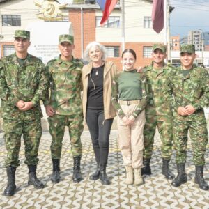 María Cecilia Botero Instagram - En el marco del *Día Mundial de la Radio* y el *Día del Periodista*, acompañé a los estudiantes de la Tecnología en Locución y Producción Radial del Ejército Nacional, en un conversatorio para hablar sobre mis 53 años de trayectoria profesional.

¡Gracias @cmaiejc @ejercito_cedoc @ejercitonacionalcolombia por la invitación!

*Fotos:* @manfebri