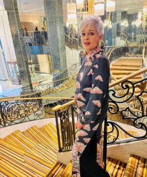 María Cecilia Botero Instagram - Press look for #encanto; en compañía de  @stephaniebeatriz y @johnleguizamo
Risas y entrevistas.

Dress, Boots and Earrings by @diegoguarnizomoda

Hair and makeup from @exclusiveartists