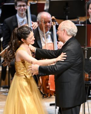 María Dueñas Instagram - DANKE München! Thank you for so much magic - not only that of Korngold's music but also of all the people who have surrounded me this week🫶🏼 @manfredhoneck @munich_philharmonic @ksgasteig 
A truly unforgettable debut dressed in (Korn)gold by my amazing @annabelle_dress_atelier 💝