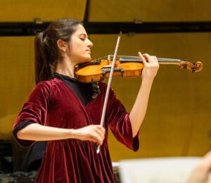 María Dueñas Instagram - Rehearsals are underway!🔥 join us for some Symphonie Espagnole (💃) tomorrow and the day after tomorrow at @musikverein.wien !

@viennasymphony 
#urbanski
