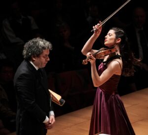 María Dueñas Instagram - Leaving Los Angeles with my heart full of gratitude and inspiration! Always a pleasure to make music with @laphil and @gustavodudamel 🌹 if you haven’t listened yet to our recording of @gabrielaortizcomposer Violin Concerto you can do so now on streaming platforms!🎶 thank you LA, you are such a wonderful audience!

📸: Timothy Norris