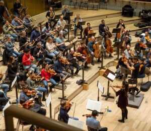 María Dueñas Instagram - Rehearsals are underway!🔥 join us for some Symphonie Espagnole (💃) tomorrow and the day after tomorrow at @musikverein.wien !

@viennasymphony 
#urbanski