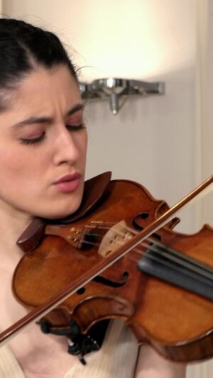 María Dueñas Instagram - A short snippet of “Estro” by @julian.gargiulo 🎻🎹 you can now watch the whole recording on YouTube!