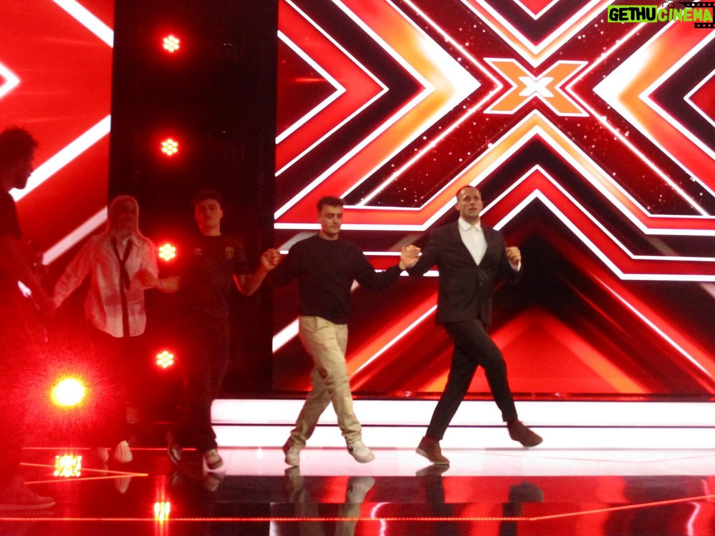 Maria Fantino - 9.6K Likes - Blev advaret om, at man fik en rigtig omgang X Factor-blues, nĆ„r det hele var ovre, og den er sĆ„ smĆ„t pĆ„ vej. Men lige nu er jeg bare mest dybt taknemmelig for sĆ„ mange ting. Taknemmelig for hele forlĆøbet. De deltagere, som blev valgt, og som jeg ikke bare har lƦrt at kende, men virkelig har holdt af. Den mĆ„de, I har taget imod mig derude. Og en kƦmpe taknemmelighed til Blu, som er dem, der laver X Factor, og deres ansatte. Det er ikke nemt at vƦre den nye pige i klassen og skulle lƦre, hvad der fĆøles som flere hundrede navne, og konstant have fĆørste skoledag igen og igen. Men I har gjort det hele sĆ„ trygt og sjovt. Det er DEM, som har lavet det helt store arbejde og gjort det helt ekstremt nemt for mig. Fra spurtende kameramƦnd til runnere, der altid har ens ryg, til dem, der sĆørger for, at jeg ser pƦn ud pĆ„ skƦrmen, og dem, der sĆørger for, at man kan hĆøre mig. De tilrettelƦggere, som hjalp med at fortƦlle min del af historien, og redaktĆører, jeg kunne fĆøle mig sĆ„ tryg ved. Tusind, tusind tak š©·