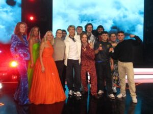 Maria Fantino Instagram - Blev advaret om, at man fik en rigtig omgang X Factor-blues, når det hele var ovre, og den er så småt på vej. Men lige nu er jeg bare mest dybt taknemmelig for så mange ting. Taknemmelig for hele forløbet. De deltagere, som blev valgt, og som jeg ikke bare har lært at kende, men virkelig har holdt af. Den måde, I har taget imod mig derude. Og en kæmpe taknemmelighed til Blu, som er dem, der laver X Factor, og deres ansatte. Det er ikke nemt at være den nye pige i klassen og skulle lære, hvad der føles som flere hundrede navne, og konstant have første skoledag igen og igen. Men I har gjort det hele så trygt og sjovt. Det er DEM, som har lavet det helt store arbejde og gjort det helt ekstremt nemt for mig. Fra spurtende kameramænd til runnere, der altid har ens ryg, til dem, der sørger for, at jeg ser pæn ud på skærmen, og dem, der sørger for, at man kan høre mig. De tilrettelæggere, som hjalp med at fortælle min del af historien, og redaktører, jeg kunne føle mig så tryg ved. Tusind, tusind tak 🩷