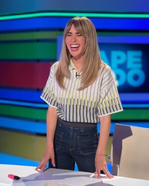 María Gómez Instagram - Mix de viernes! 🎡 #Zapeando

1. Sonrisa a medias, la de posar 
2. Risa, la de verdad, cuando @nadalmiki me dice tonterías 
3. Lo que echaba de menos subir a comer con mi @_valros 
4. Revival maravilla de ‘90 Minuti’, con @srhermosura 
5. Ni un guión sin subrayar 
6. Es bromi, @oficialconchita es todo amorcito
7. El polo es de @skfk.eu, que compartir es de guapas 
8. Bonus track perrete: achuchando al bueno de Pepito

[ Estilismo preciosísimo de 🫶🏻 @raulruda que me conoce ]
💄 @carolinagm61 🪡 @rocio93m 👕 @skfk.eu