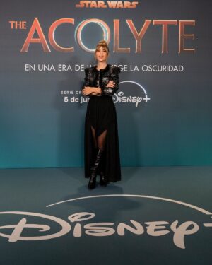 María Gómez Instagram - ⚔️ Una nueva era ha comenzado. 
Y fue un súper placer acompañar a Lesley Headland, creadora de @officialacolyte, y a @dafnekeen y resto del cast en la presentación de esta nueva serie original de @starwarsspain. Llena de intriga, de acción y con todo lo que los fans de la saga esperan. 💥Ya están disponibles los dos primeros episodios en @disneypluses y os los recomiendo muchísimo. ✨Que la fuerza os acompañe… #MayTheForceBeWithYou #TheAcolyte
🫶🏻 Gracias súper team @disneyspain   @havascreativespain 
[ Lookazo de otra galaxia✖️@analocking ✖️]
 #muah @celiagonzalez.makeup