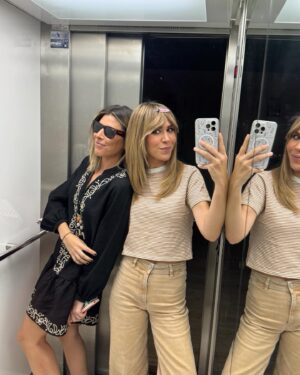 María Gómez Instagram - Mix de viernes! 🎡 #Zapeando

1. Sonrisa a medias, la de posar 
2. Risa, la de verdad, cuando @nadalmiki me dice tonterías 
3. Lo que echaba de menos subir a comer con mi @_valros 
4. Revival maravilla de ‘90 Minuti’, con @srhermosura 
5. Ni un guión sin subrayar 
6. Es bromi, @oficialconchita es todo amorcito
7. El polo es de @skfk.eu, que compartir es de guapas 
8. Bonus track perrete: achuchando al bueno de Pepito

[ Estilismo preciosísimo de 🫶🏻 @raulruda que me conoce ]
💄 @carolinagm61 🪡 @rocio93m 👕 @skfk.eu