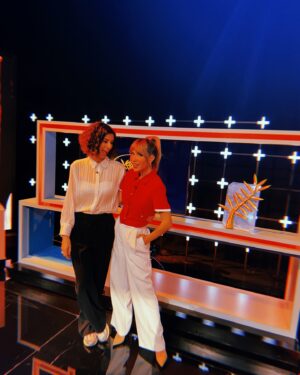 María Gómez Instagram - Todo ready! 🎬 Empezamos a las 20h ‼️
#EldíadespuésdelFestivaldeCannes
@cristina.teva ♥️ @movistarplus
[ @lucialorens ✨ @by_mariahernandez ]