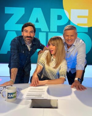 María Gómez Instagram - Mix de viernes! 🎡 #Zapeando

1. Sonrisa a medias, la de posar 
2. Risa, la de verdad, cuando @nadalmiki me dice tonterías 
3. Lo que echaba de menos subir a comer con mi @_valros 
4. Revival maravilla de ‘90 Minuti’, con @srhermosura 
5. Ni un guión sin subrayar 
6. Es bromi, @oficialconchita es todo amorcito
7. El polo es de @skfk.eu, que compartir es de guapas 
8. Bonus track perrete: achuchando al bueno de Pepito

[ Estilismo preciosísimo de 🫶🏻 @raulruda que me conoce ]
💄 @carolinagm61 🪡 @rocio93m 👕 @skfk.eu