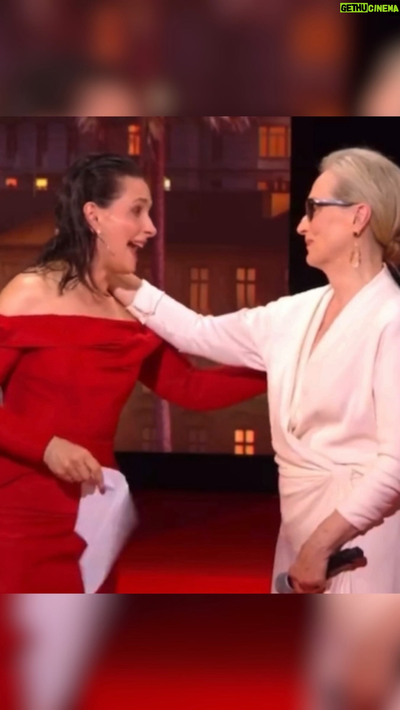 María Gómez - 3 Likes - 🎬 Ya ha arrancado Cannes!!
Y se avecina certamen con muchas curvas: #MeToo, huelga de trabajadores… Habrá tiempo para comentarlo todo. Pero hoy solo quiero quedarme con este momento ♡
🎞️ @france2_presse @festivaldecannes