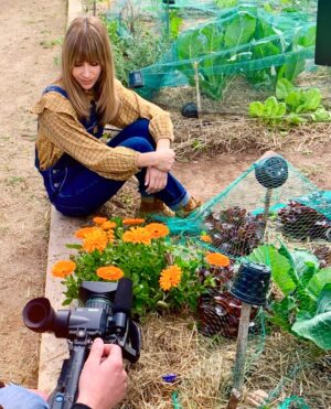 María Gómez Instagram - Comença #VadeVerd 🌿 @la2_tve 
[ Hoy salud y plantas ] 14.15h
🪡 @cover.noir 👩🏻‍🌾 @capitandenim