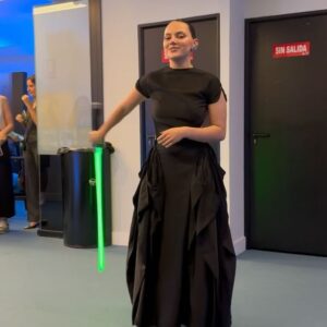 María Gómez Instagram - ⚔️ Una nueva era ha comenzado. 
Y fue un súper placer acompañar a Lesley Headland, creadora de @officialacolyte, y a @dafnekeen y resto del cast en la presentación de esta nueva serie original de @starwarsspain. Llena de intriga, de acción y con todo lo que los fans de la saga esperan. 💥Ya están disponibles los dos primeros episodios en @disneypluses y os los recomiendo muchísimo. ✨Que la fuerza os acompañe… #MayTheForceBeWithYou #TheAcolyte
🫶🏻 Gracias súper team @disneyspain   @havascreativespain 
[ Lookazo de otra galaxia✖️@analocking ✖️]
 #muah @celiagonzalez.makeup