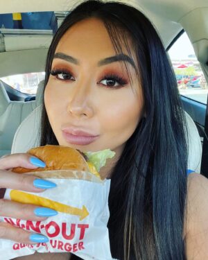 Maria Ho Instagram - Self-care 🍔