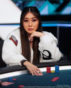 Maria Ho Instagram - How I look before you try to steal my big blind…swipe for after! 🙅🏻‍♀️

📸: Danny Maxwell
#poker #staredown #gamer