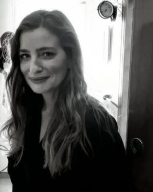 Maria Kitsou Instagram - Η φωτό και το κείμενο είναι του υπέροχου @manoskaratzogiannis  για το πρότζεκτ «Μελίνα -Στόπ Καρέ/αναζητώντας τη σύγχρονη ελληνικότητα»
«Και οι 14, για να παραφράσω ένα παλιό φιλμ, είναι υπέροχες.
Λένα Παπαληγούρα, Γιούλικα Σκαφιδά, Ιωάννα Κολλιοπούλου, Λένα Δροσάκη, Μαρία Κίτσου, Μαρίνα Ασλάνογλου, Ιωάννα Παππά, Αλεξάνδρα Αϊδίνη, Ανθή Ευστρατιάδου, Στεφανία Γουλιώτη, Έλενα Μαυρίδου, Εύη Σαουλίδου και Λουκία Μιχαλοπούλου φωτογραφήθηκαν, με τη σειρά που εμφανίζονται, στο «Μελίνα Στοπ - Καρέ / αναζητώντας τη σύγχρονη ελληνικότητα», μια συνεργασία του Ιδρύματος Μερκούρη και του Εθνικού Θεάτρου για τα 100 χρόνια από τη γέννηση της Μελίνας Μερκούρη.
Μοιράζομαι μαζί σας μερικές από τις φωτογραφίες που έβγαλα, με το κινητό μου, κατά τη διάρκεια των δοκιμών μαζί με το φινάλε του κειμένου που έγραψα για την παράσταση για τη Μελίνα Μερκούρη.
«Ξέρω πως είναι και μάχες που δεν κερδίζονται. Νόμιζα πως φοβάμαι την ασθένεια, δεν είναι αλήθεια. Φοβάμαι… 
Μ ’ άρεσε να καπνίζω. Ήταν μέρος της ελευθερίας μου. 
Δεν μπορούσα να το αποχωριστώ το ρημάδι…Ήταν το πάθος μου! 
Μ’ έναν άσσο στο χέρι πέρασα εκατομμύρια ευτυχισμένες στιγμές. Οι θαυμαστές μου βέβαια πήγαιναν να με λιντσάρουν κάθε που κάπνιζα.
Aλλά εγώ το ’ξερα από μικρή πως η ζωή από το θάνατο είναι ένα τσιγάρο δρόμος. Μόνο. 
Ίσως και να ‘χα κουραστεί... Από την επιθυμία. 
Στον έρωτα, στο θέατρο και την πολιτική πρέπει να δίνεσαι ολοκληρωτικά. 
Δεν αντέχει να τα κάνει κανείς και τα τρία μαζί.
Ίσως να ‘ρθε η ώρα να κοιμηθώ... 
Ίσως να μου «κλέβει η ανατολή... μικρό φιλί». Φοβάμαι.
Τελευταία ώρα στο υπουργείο έγραψα σ’ ένα πακέτο τσιγάρα «θα ξαναγυρίσω». Χτυπάω ξύλο να γυρίσω στην Ελλάδα. Να ταξιδέψω… Το καράβι όμως που ταξιδεύω εδώ στο Μεμόριαλ το λένε αγωνία, που θα ‘λεγε κι ο ποιητής.
Σκέφτομαι τους δικούς μου ανθρώπους. Σκέφτομαι τους δικούς μου νεκρούς. Σκέφτομαι τις μάχες που έχασα... Το δήμο της Αθήνας… και βέβαια…την Ελλάδα! 
Τη μαγεία της και την καταστροφη της. 
Φοβάμαι… 
Τη λήθη. 
Μήπως χαθεί η ιδεολογία στη γη και γίνουμε όλοι μας ανθρωπάκια που θα θέλουμε να καλοπέρασομε, και εμείς οι Έλληνες ακόμα να χάσουμε αυτό που λέγεται αξιοπρέπεια, αγωνιστικότητα».