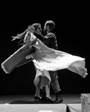 Maria Kitsou Instagram - Για την Ελένη
του Μάνου Καρατζογιάννη
 
με την Μαρία Κίτσου και τον Μάριο Μακρόπουλο
 
Οnline προβολές :
12, 13 και 14 Φεβρουαρίου στις 20:00
 μέσω @vivagr_tickets 
Οnline προβολή της βραβευμένης παράστασης του Μάνου Καρατζογιάννη Για την Ελένη, η οποία μετά την επιτυχημένη πρεμιέρα της στο πλαίσιο της πλατφόρμας νέων δημιουργών «Θέμα Εμφύλιος» της Πειραματικής Σκηνής του Εθνικού Θεάτρου, παίχτηκε για δύο σεζόν: πρώτα στο Tempus Verum - Εν Αθήναις και στη συνέχεια, την επόμενη θεατρική περίοδο, στο Θέατρο Σταθμός. Στο πλαίσιο μάλιστα της περιοδείας της παρουσιάστηκε επίσης στο Ήράκλειο Κρήτης, στη Θεσσαλονίκη, στην Καβάλα, στην Μυτιλήνη,στην Πάτρα καθώς και στο Φεστιβάλ Πτολεμαΐδας.
 
Στην παράσταση, που παρουσιάζει για πρώτη φορά στην σκηνή την τραγική ιστορία της μεγάλης Ελένης Παπαδάκη, θύμα των Δεκεμβριανών, η Ηθοποιός επιστρέφει στο χώρο της για να αφηγηθεί το εμφύλιο κύτταρο του Θεάτρου, του τόπου της, του καιρού της.
 
ΤΑΥΤΟΤΗΤΑ ΠΑΡΑΣΤΑΣΗΣ
 
Κείμενο - Σκηνοθεσία: Μάνος Καρατζογιάννης
 
Ερμηνεύουν: Μαρία Κίτσου, στο ρόλο της Ελένης και Μάριος Μακρόπουλος, στο ρόλο του βουβού εκτελεστή της. (Στους δύο πρώτους κύκλους της παράστασης τον ρόλο αυτόν ερμήνευσε ο Σπύρος Κυριαζόπουλος)
 
Σκηνικό: Γιάννης Αρβανίτης
Κουστούμια: Βασιλική Σύρμα
Φωτισμοί: Αλέξανδρος Αλεξάνδρου (Στους δύο πρώτους κύκλους της παράστασης τους φωτισμούς επιμελήθηκε η Κατερίνα Μαραγκουδάκη).
Μουσική επιμέλεια: Γιώργος Πούλιος
Μουσική σύνθεση τραγουδιού: Άρης Βλάχος
Στίχοι: Μάνος Ελευθερίου
Φωτογραφίες: Κarol Jarek 
Κινηματογράφηση: Δημήτρης Ασημάκης
 
Trailer: https://www.youtube.com/watch?v=sb_RC-lWIZI