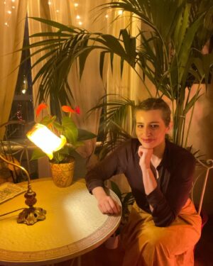 Maria Kitsou Instagram - Καλά Χριστούγεννα και Χρόνια Πολλά και Ευτυχισμένα!Γεμάτα με Αγάπη, Ευδαιμονία και Ευλογία!!!🎄✨🌟🎆💃👑💫🎡🎠🌌❤️🌉🥂

Σήμερα ανήμερα των Χριστουγέννων στις 20.00 οι Διαφανιώτες ρουκζουκάρουν με τη @zeta_makripoulia_official  για καλό σκοπό! 
Κάθε φορά που χαρίζουμε αγάπη, ο κόσμος πλημμυρίζει με χαμόγελα! Ο #ant1tv όπως κάθε χρόνο, έτσι και φέτος, στηρίζει τα παιδιά πού έχουν ανάγκη! Αυτές τις γιορτές, βοηθάμε τα 300 παιδιά, που μεγαλώνουν στο ΧΑΜΟΓΕΛΟ ΤΟΥ ΠΑΙΔΙΟΥ, να κρατήσουν το χαμόγελό τους. Κάλεσε κι εσύ, στο 19810 ή στείλε, με SMS, τη λέξη ΧΑΜΟΓΕΛΟ και κάνε, μαζί με τον #ant1tv την αγάπη…πράξη!
Ποιοι θα κερδίσουν σε αυτή την (καθόλου) άγρια μονομαχία των Άγριων Μελισσών;

Σεβαστέικο VS Σταμιρέικο 

#RoukZouk
#agriesmelisses
@hamogelo