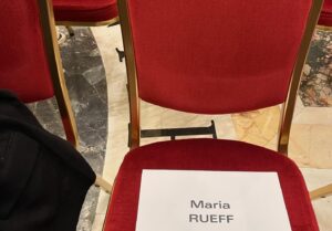 Maria Rueff Instagram - Resenha da visita a Roma para encontro de humoristas  com Papa Francisco: 
Antes de mais gratidão 
ao Cardeal Tolentino de Mendonça pela beleza da criação deste encontro e pela amizade. Abraço também ao padre Miguel que tão bem nos orientou num protocolo mais de afecto e alegria à boa maneira minhota, que de regras. 
Aos embaixadores de Portugal junto da Santa Sé, Domingos Fezas Vital e  Isabel Fezas Vital como agradecer um jantar de boas vindas tao simpático e humorado.?!
Aos meus pares Ricardo Araújo Pereira e Joana Marques e aos seus pares respectivos Maria José  e Daniel, tão tão feliz por este nosso reencontro! 
Aos monsenhores António Saldanha e Mario Rui grata sempre pelas visitas guiadas por Roma, salientando a Chiesa nuova de São Filipe Neri  e a Basílica de Santa Maria Maior com o seu admirável  salus populie (a quem fui agradecer esta dadiva) outros tantos caminhos e recantos e cafés onde nos perdemos em conversas tão boas e acaloradas. 
Ao Papa Francisco a gratidão máxima, como referiu no seu discurso “(…) quando os comediantes fazem alguém sorrir, Deus também sorri…“ 
-Assim seja!
E é também com um sorriso que parto para Portugal! 
🙏💛
@franciscusj
@joanamarquespic 
@comodissetolentino 
#ricardoaraujopereira