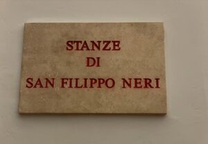 Maria Rueff Instagram - Resenha da visita a Roma para encontro de humoristas  com Papa Francisco: 
Antes de mais gratidão 
ao Cardeal Tolentino de Mendonça pela beleza da criação deste encontro e pela amizade. Abraço também ao padre Miguel que tão bem nos orientou num protocolo mais de afecto e alegria à boa maneira minhota, que de regras. 
Aos embaixadores de Portugal junto da Santa Sé, Domingos Fezas Vital e  Isabel Fezas Vital como agradecer um jantar de boas vindas tao simpático e humorado.?!
Aos meus pares Ricardo Araújo Pereira e Joana Marques e aos seus pares respectivos Maria José  e Daniel, tão tão feliz por este nosso reencontro! 
Aos monsenhores António Saldanha e Mario Rui grata sempre pelas visitas guiadas por Roma, salientando a Chiesa nuova de São Filipe Neri  e a Basílica de Santa Maria Maior com o seu admirável  salus populie (a quem fui agradecer esta dadiva) outros tantos caminhos e recantos e cafés onde nos perdemos em conversas tão boas e acaloradas. 
Ao Papa Francisco a gratidão máxima, como referiu no seu discurso “(…) quando os comediantes fazem alguém sorrir, Deus também sorri…“ 
-Assim seja!
E é também com um sorriso que parto para Portugal! 
🙏💛
@franciscusj
@joanamarquespic 
@comodissetolentino 
#ricardoaraujopereira