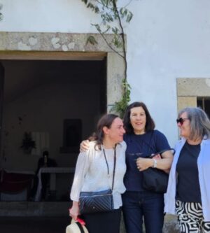 Maria Rueff Instagram - E é com este regresso às origens, num dos meus aniversários que mais inteira e feliz me deixaram que retribuo o Amor que todos vós me enviaram. 
Como por estes lados se diz: 
Bem hajam! 
@bioparquecarvalhais 
@carvalhaisfutebolclube 
@vozes_manhouce #isabelsilvestre 
@laura_rueff 
@anarueff 
@birueff 
@camilorueff 
@ff_fernandofernandes 
#familiarueff ❤️🌍💫
#gumiei 
#carvalhais 
#saomacario 
#manhouce 
#saopedrodosul 
#beiraalta
📸 @rita_rueff_negrao @ines_rueff @carlarueff72 @maria_negrao @negraolena @marialuisarueff