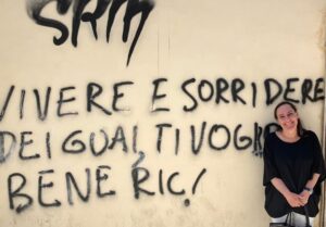 Maria Rueff Instagram - Resenha da visita a Roma para encontro de humoristas  com Papa Francisco: 
Antes de mais gratidão 
ao Cardeal Tolentino de Mendonça pela beleza da criação deste encontro e pela amizade. Abraço também ao padre Miguel que tão bem nos orientou num protocolo mais de afecto e alegria à boa maneira minhota, que de regras. 
Aos embaixadores de Portugal junto da Santa Sé, Domingos Fezas Vital e  Isabel Fezas Vital como agradecer um jantar de boas vindas tao simpático e humorado.?!
Aos meus pares Ricardo Araújo Pereira e Joana Marques e aos seus pares respectivos Maria José  e Daniel, tão tão feliz por este nosso reencontro! 
Aos monsenhores António Saldanha e Mario Rui grata sempre pelas visitas guiadas por Roma, salientando a Chiesa nuova de São Filipe Neri  e a Basílica de Santa Maria Maior com o seu admirável  salus populie (a quem fui agradecer esta dadiva) outros tantos caminhos e recantos e cafés onde nos perdemos em conversas tão boas e acaloradas. 
Ao Papa Francisco a gratidão máxima, como referiu no seu discurso “(…) quando os comediantes fazem alguém sorrir, Deus também sorri…“ 
-Assim seja!
E é também com um sorriso que parto para Portugal! 
🙏💛
@franciscusj
@joanamarquespic 
@comodissetolentino 
#ricardoaraujopereira