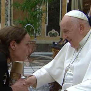 Maria Rueff Instagram - Resenha da visita a Roma para encontro de humoristas  com Papa Francisco: 
Antes de mais gratidão 
ao Cardeal Tolentino de Mendonça pela beleza da criação deste encontro e pela amizade. Abraço também ao padre Miguel que tão bem nos orientou num protocolo mais de afecto e alegria à boa maneira minhota, que de regras. 
Aos embaixadores de Portugal junto da Santa Sé, Domingos Fezas Vital e  Isabel Fezas Vital como agradecer um jantar de boas vindas tao simpático e humorado.?!
Aos meus pares Ricardo Araújo Pereira e Joana Marques e aos seus pares respectivos Maria José  e Daniel, tão tão feliz por este nosso reencontro! 
Aos monsenhores António Saldanha e Mario Rui grata sempre pelas visitas guiadas por Roma, salientando a Chiesa nuova de São Filipe Neri  e a Basílica de Santa Maria Maior com o seu admirável  salus populie (a quem fui agradecer esta dadiva) outros tantos caminhos e recantos e cafés onde nos perdemos em conversas tão boas e acaloradas. 
Ao Papa Francisco a gratidão máxima, como referiu no seu discurso “(…) quando os comediantes fazem alguém sorrir, Deus também sorri…“ 
-Assim seja!
E é também com um sorriso que parto para Portugal! 
🙏💛
@franciscusj
@joanamarquespic 
@comodissetolentino 
#ricardoaraujopereira