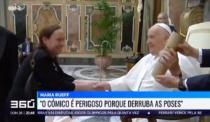 Maria Rueff Instagram - Para os mais curiosos aqui vai a explicação do presente que levei ao Papa Francisco. 
@franciscus 
@museudelisboa 
@bordallopinheiroofficial 
@santo.antonio.lisboa 
@ordemfradesmenores 
🙏❤️