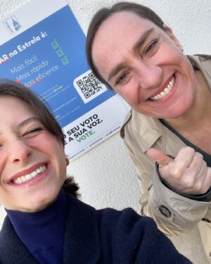 Maria Rueff Instagram - A primeira vez que se vota, não se esquece… 
Dever duplamente cumprido: O de votar e o de passar a responsabilidade de votar! 
@laura_rueff ❤️
#legislatvas2024 
#50anosdo25deabril