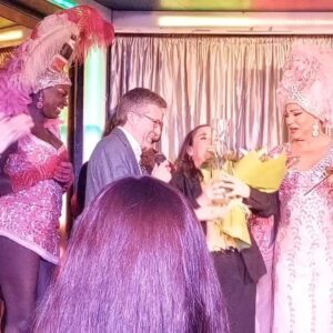 Maria Rueff Instagram - O momento da entrega do VI troféu internacional de artes cénicas @finalmenteclublisboa 🙏❤️🏳️‍🌈
@jf_misericordia 
@c_moedas 
@camara_municipal_lisboa