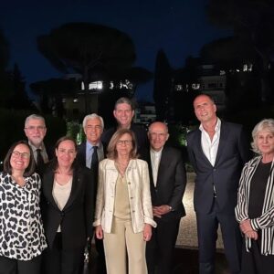Maria Rueff Instagram - Resenha da visita a Roma para encontro de humoristas  com Papa Francisco: 
Antes de mais gratidão 
ao Cardeal Tolentino de Mendonça pela beleza da criação deste encontro e pela amizade. Abraço também ao padre Miguel que tão bem nos orientou num protocolo mais de afecto e alegria à boa maneira minhota, que de regras. 
Aos embaixadores de Portugal junto da Santa Sé, Domingos Fezas Vital e  Isabel Fezas Vital como agradecer um jantar de boas vindas tao simpático e humorado.?!
Aos meus pares Ricardo Araújo Pereira e Joana Marques e aos seus pares respectivos Maria José  e Daniel, tão tão feliz por este nosso reencontro! 
Aos monsenhores António Saldanha e Mario Rui grata sempre pelas visitas guiadas por Roma, salientando a Chiesa nuova de São Filipe Neri  e a Basílica de Santa Maria Maior com o seu admirável  salus populie (a quem fui agradecer esta dadiva) outros tantos caminhos e recantos e cafés onde nos perdemos em conversas tão boas e acaloradas. 
Ao Papa Francisco a gratidão máxima, como referiu no seu discurso “(…) quando os comediantes fazem alguém sorrir, Deus também sorri…“ 
-Assim seja!
E é também com um sorriso que parto para Portugal! 
🙏💛
@franciscusj
@joanamarquespic 
@comodissetolentino 
#ricardoaraujopereira