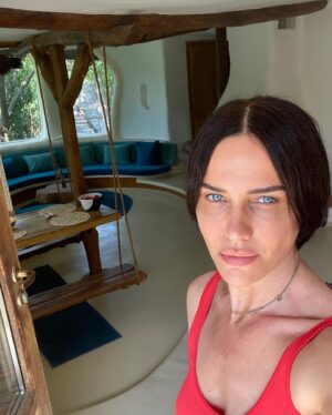 Maria Silvestar Instagram - То в един момент и субтитрите отпадат…

#Шамбаня #глиненатаКъща