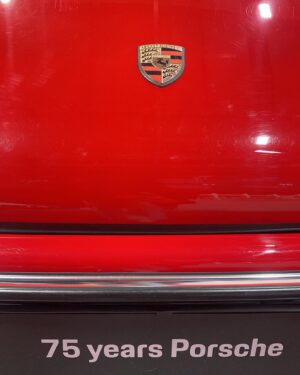 Maria Silvestar Instagram - 75 години #porsche 
@porschebulgaria 🍾🍾🍾