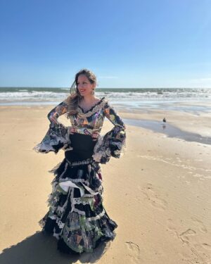 María Toledo Instagram - Sesión de fotos agaviñada!!! 

Quiero saber tu gusto…
❓❓¿Negro 🖤 o blanco 🤍?
¿Pelo alborotao o moño súper divino? 

👗🌺💎@auroragavinooficial 
 💇‍♀️ @luismarianopichardo (hiciste magia en tan pocos minutos!!!)

#Flamenca #Agaviñada #modaflamenca #flamencas #flamencasyvolantes #lunares #instaflamenca #espa #flamencastyle #volantes #modaandaluza #complementos #trajedeflamenca #spain #flamencodancer #trajesdeflamenca #AuroraGaviño #MaríaToledo