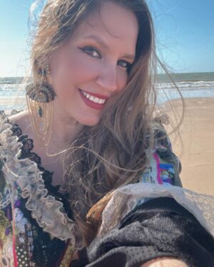 María Toledo Instagram - Sesión de fotos agaviñada!!! 

Quiero saber tu gusto…
❓❓¿Negro 🖤 o blanco 🤍?
¿Pelo alborotao o moño súper divino? 

👗🌺💎@auroragavinooficial 
 💇‍♀️ @luismarianopichardo (hiciste magia en tan pocos minutos!!!)

#Flamenca #Agaviñada #modaflamenca #flamencas #flamencasyvolantes #lunares #instaflamenca #espa #flamencastyle #volantes #modaandaluza #complementos #trajedeflamenca #spain #flamencodancer #trajesdeflamenca #AuroraGaviño #MaríaToledo