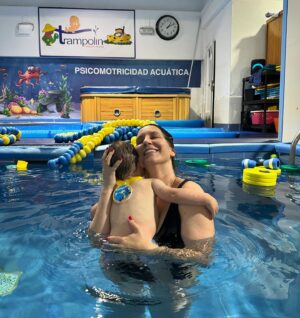 María Toledo Instagram - Parece mentira que haya pasado tan rápido el tiempo. Vicente empezó en @natacioninfantiltrampolin el 15 de marzo de 2023, cuando tenía sólo 2 meses y medio y hoy le han dado su medalla 🥈 del segundo curso. Ya tiene 17 meses y 19 días y lo veo tan mayor… 
Gracias a tod@s l@s profesores que dedican su vida a enseñar a l@s niñ@s porque sus enseñanzas son el reflejo del futuro.
Por cierto, hoy mis padres 👩‍❤️‍👨 hacen 42 años de casados!!! Felicidades!!! 🎊 ❤️