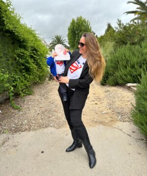 María Toledo Instagram - 5 de Mayo con M de Mujer, con M de Madre. 💐

Hoy es el segundo año que siendo Mamá celebro el Día de la Madre. 
Llevo queriendo ser madre toda mi vida y mirando los ojos de mi pequeño, me parece un milagro haberlo conseguido.
La maternidad me llegó cuando me tuvo que llegar y lo deseaba tanto que cuando me pusieron a mi bebé en mis brazos, sentí que había conocido al amor de mi vida. 🤱❤️ 

Hoy nos hemos puesto una camiseta que nos ha regalado mi hermana de #SuperMom y #SuperSon 🦸‍♀️ como recuerdo de este día. 
A mí, me gusta preparar sorpresas, escribir una carta a mi Madre y a mi Hermana y conseguir que les caigan unas lagrimillas de emoción que también son necesarias. 

Gracias Mamá porque tengo mucha suerte de tenerte conmigo. Ojalá sepa transmitir a mi niño los valores que tú nos has transmitido. Eres increíble, Mamá.  Eres mi ejemplo a seguir. 

En este día, también me acuerdo de las personas que no pudieron ser mamá o que simplemente no quisieron. Todo mi respeto a las decisiones de cada uno y todo mi apoyo a aquellas personas que sueñan con ser mamá. Ojalá se cumpla vuestro sueño. 

Perdonad las horas de felicitar este día pero estaba disfrutando de la súper siesta que hoy me ha regalado mi hijo!!!! 💤 Ahora nos espera una noche toledana… 😜