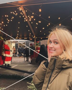 Maria Bakalova Instagram - Christmas in Canada ♥️🎄