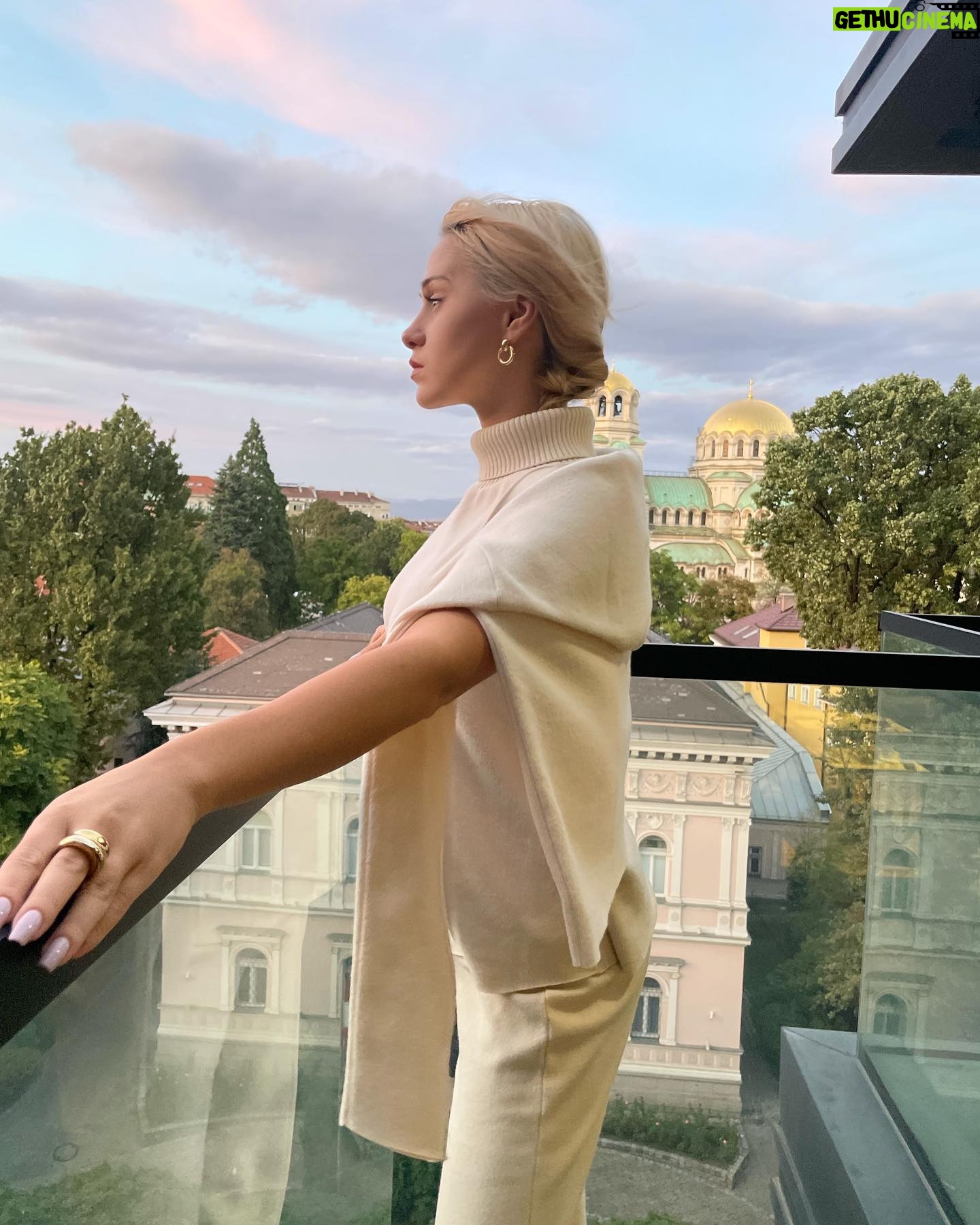 Maria Bakalova Instagram - time for some pink skies and cashmere 🤍 @sensehotelsofia