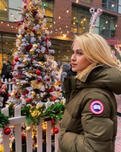 Maria Bakalova Instagram - Christmas in Canada ♥️🎄