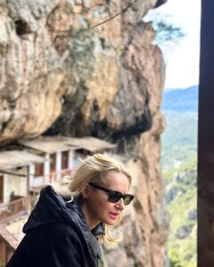 Maria Bekatorou Instagram - Στην Ιερά Μονή Προδρόμου… Εκεί που όλα είναι τόσο ήρεμα και κατανυκτικά.Ένα μονοπάτι που οδηγεί σε ένα τόπο προσευχής αναλλοίωτο από τον χρόνο.Και εκεί τα πάντα παίρνουν τη πραγματική τους υπόσταση…
