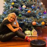 Maria Bekatorou Instagram - Το καλύτερο δώρο για τα Χριστούγεννα είναι ξεκάθαρα η αξεπέραστη Mi Robot Vacuum Mop 2 Pro! Και επειδή θέλω να έχετε κι εσείς σπίτι πεντακάθαρο, σας την κάνω δώρο! Απλά κάνετε mention δύο φίλους σας στα σχόλια, follow τη @xiaomi.greece έως τις 3 Ιανουαρίου και ένας τυχερός θα ξεκινήσει τη νέα χρονιά με το πιο χρήσιμο gadget! #XiaomiGreece #InnovationForEveryone #MiRobotVacuumMop2Pro