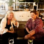 Maria Bekatorou Instagram - Δυο ποτήρια τζιν και ένα βράδυ γεμάτο αγάπη και αλήθειες…Με τη @giota_negka_official μας συνδέουν πολλά.Η ζωή μας επιφύλασσε τις πιο ωραίες εκπλήξεις μετά από πολλά χρόνια δουλειάς και αφοσίωσης.Τη Γιώτα τη θαυμάζω και μαγεύομαι πάντα από τη σπουδαία φωνή της…Μεγάλη ερμηνεύτρια, «ωραίος» άνθρωπος 🤍 Και αφορμή για να γνωριστούμε πριν λίγα χρόνια το υπέροχο «Το δίκιο μου» #samosisland #musiclovers #blessed #lavieestbelle